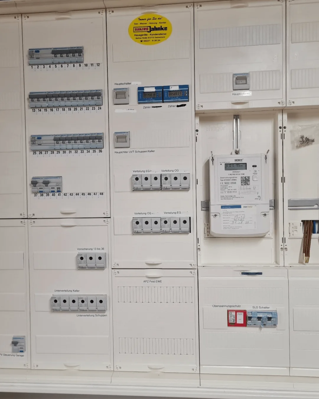 Neuer Zählerschrank mit beschrifteten Sicherungsautomaten, installiert von Elektro Jahnke in Delmenhorst