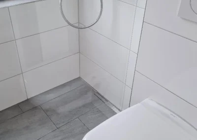 Badezimmersanierung mit ebenerdiger Dusche in Delmenhorst – Foto 2