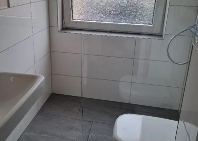 Badezimmersanierung mit ebenerdiger Dusche in Delmenhorst – Foto 3
