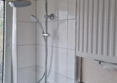 Badezimmersanierung mit ebenerdiger Dusche in Delmenhorst – Foto 4
