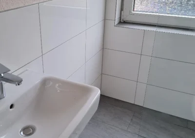 Badezimmersanierung mit ebenerdiger Dusche in Delmenhorst – Foto 5